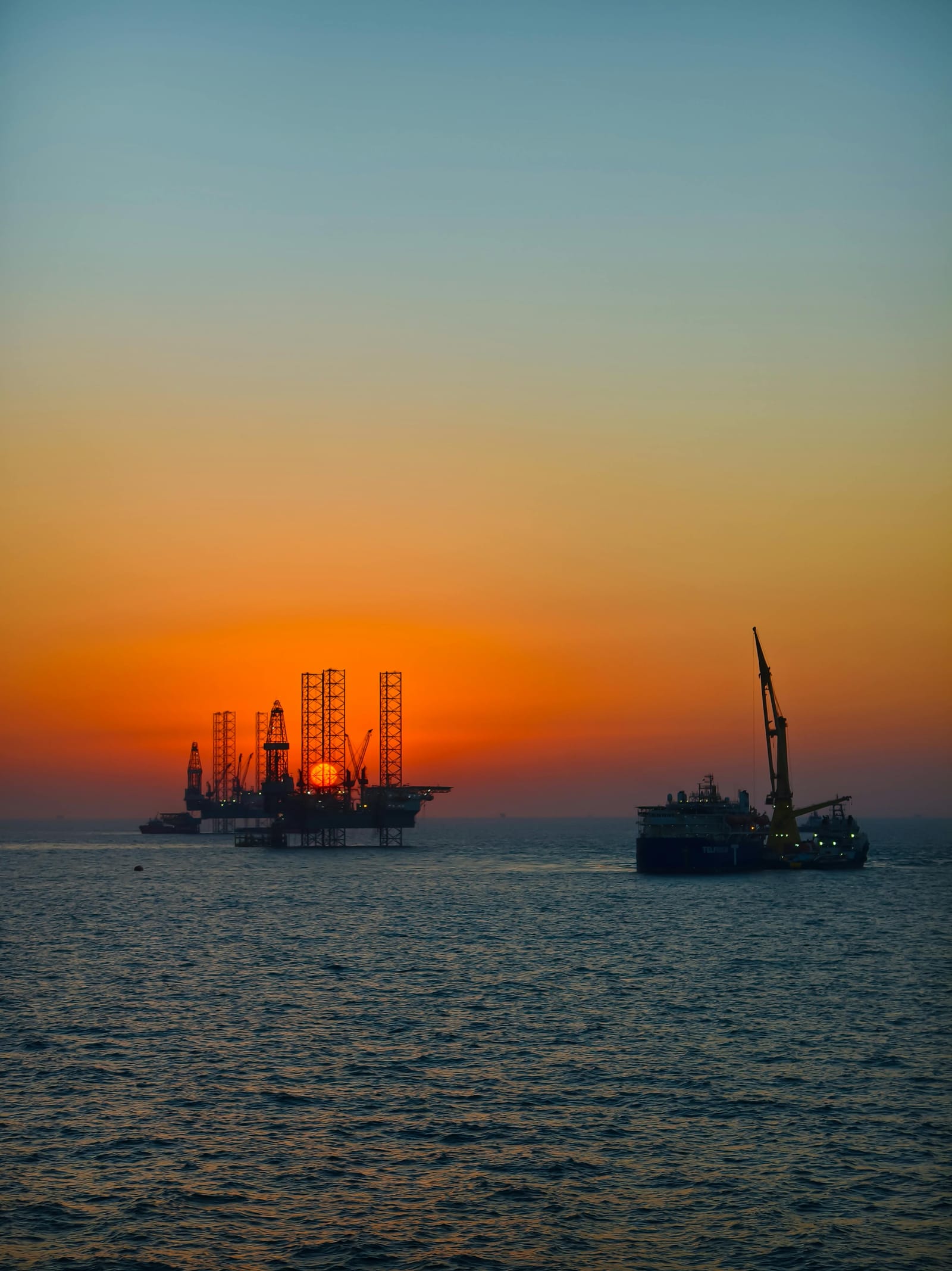 Warnings on oil well containment and pipeline contamination